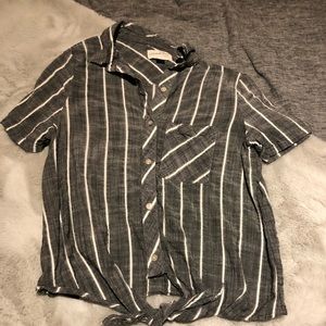 Universal Thred short sleeve button down top. S